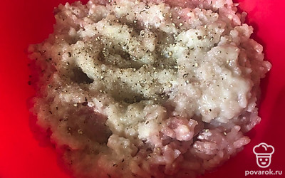 В каждый круг положите половину чайной ложки фарша.