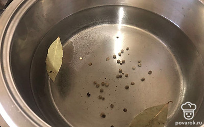 Вскипятите воду. Туда бросьте лавровый лист и перец горошком. Посолите.