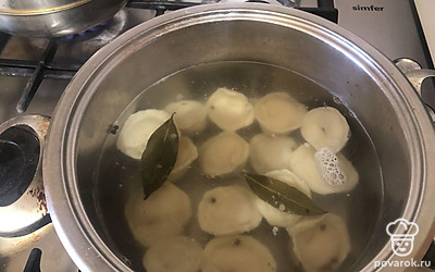 Как вода закипит, бросьте туда пельмени и варите ровно 7 минут.