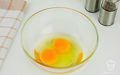 Разбейте в миску два куриных яйца.