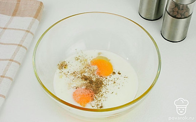 Добавьте в миску молоко, тертый чеснок, соль и черный перец. Все перемешайте до однородности.