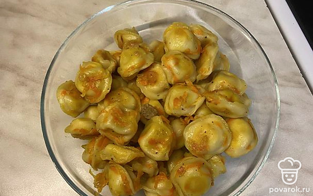 Пельмешки в морковно-луковой поджарке — Рецепт с фото