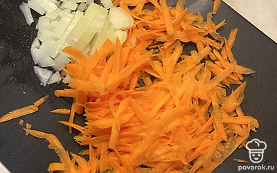 Нарезаем лук, натираем морковь на средней терке.