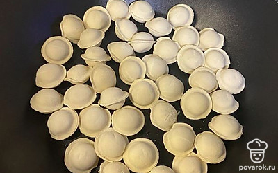 На разогретую с маслом сковороду выкладываем пельмени.