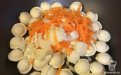 Добавляем морковь и лук, специи. Перемешиваем, обжариваем на среднем огне, периодически помешивая.