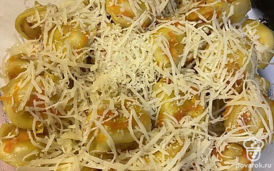 Подаем блюдо с тертым сыром.