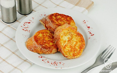 Гренки с яйцом и чесноком готовы. Приятного аппетита!