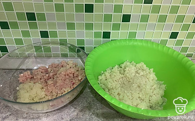 Все продукты прокрутить с помощью мясорубки. Капусту прокрутить отдельно, отжать сок (лишняя жидкость не нужна). 