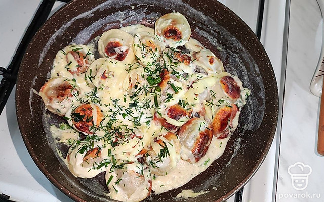 Румяные пельмени в сливочном соусе с сыром — Рецепт с фото