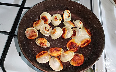 Пельмени обжарьте на растительном масле до золотистого цвета.