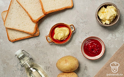 Очистите картофель и хорошо просушите. Подготовьте сковороду для обжарки тоста.