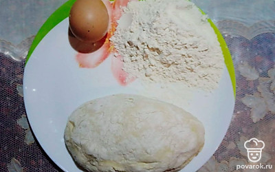Замесите тесто. Для этого смешайте муку, куриное яйцо куриное, соль и теплую воду.
