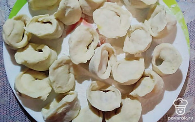 Слепите пельмени привычной вам формы вручную, по старинке. 