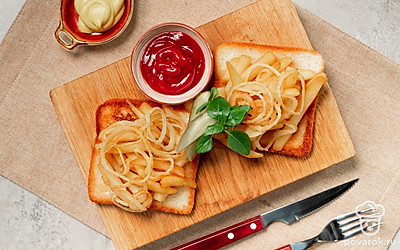 Украсьте блюдо дольками соленого огурца, хрустящим жареным луком или маринованным острым перцем.