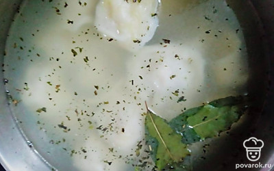 Первую партию, при желании, сразу сварите. При варке добавьте в бульон лавровый лист, соль и сушеную петрушку. Остальную часть пельменей заморозьте в морозилке.