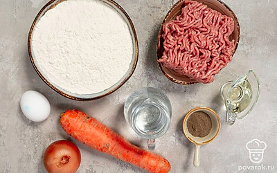 Вымойте морковь, репчатый лук и яйцо. Очистите овощи. Просейте муку. Подготовьте пищевую пленку, скалку и сковороду.