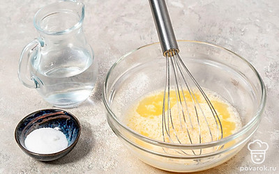 Разбейте яйцо в глубокую миску. Посолите его по вкусу и добавьте 50 мл воды. Немного взбейте венчиком.