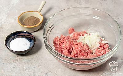 Посолите и поперчите фарш по вкусу. Тщательно перемешайте.