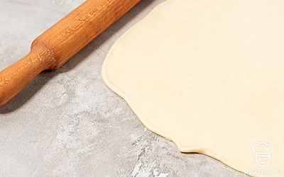 Разделите тесто пополам. Раскатайте каждую половину в тонкий пласт.