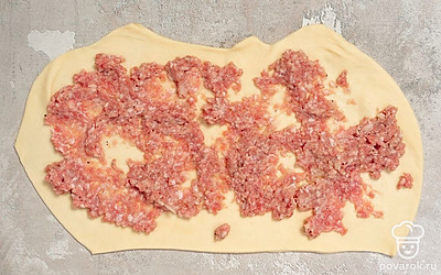 Фарш поделите на 2 части. На каждую часть теста выложите по половине фарша.