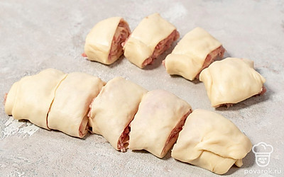 Сверните тесто в рулеты. Разрежьте их на порционные куски.