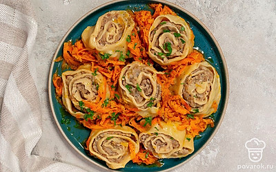 Готовые ленивые пельмени подавайте на стол горячими.