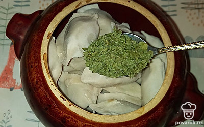 Замороженные пельмени с курицей выложите в горшочек. Добавьте одну чайную ложку с горкой сушеных листьев хрена, соль по вкусу. 