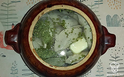 В горшочек налейте воды, выложите сливочное масло, накройте крышкой. Поставьте горшочек в разогретый до 200 градусов духовой шкаф. Готовьте блюдо около 45 минут. Приятного аппетита!