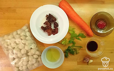 Подготовьте все ингредиенты. Чеснок и морковь почистите.