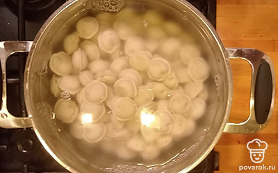 Вскипятите воду в кастрюле. После закипания аккуратно всыпьте пельмени в воду, накройте крышкой. Дождитесь повторного закипания. После этого откройте крышку, включите минимальный огонь и варите еще 10 минут.