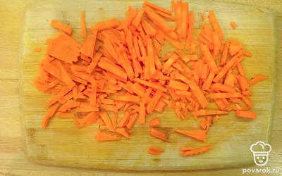 Морковь нарежьте мелкой соломкой или натрите на терке.