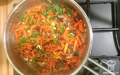 Поставьте сковороду на средний огонь, налейте растительное масло. Добавьте на сковороду морковь, грибы, чеснок и петрушку с укропом. Медленно помешивайте овощи, пока морковь и грибы не станут золотистыми и сочными.