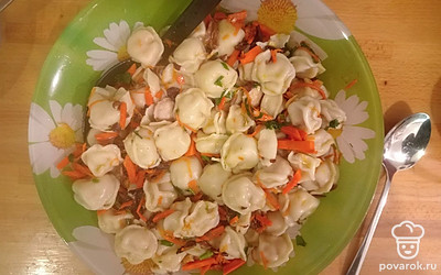 Смешайте овощи с пельменями.