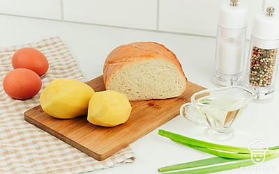 Проверьте все необходимые ингредиенты, подготовьте рабочую поверхность, очистите картофель, помойте куриные яйца и зелень.