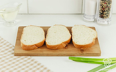 Нарежьте хлеб на три кусочка толщиной 1,5-2 см.