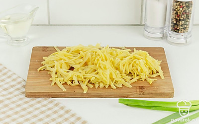 Натрите картофель на терке.