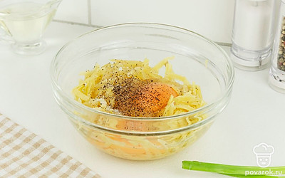 Смешайте в глубокой миске картофель, яйцо, соль и перец по вкусу.