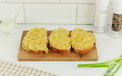 Аккуратно намажьте поверхность хлеба картофельной массой.