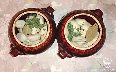 Добавьте специи (лавровый лист, перец, сушеные листья хрена).