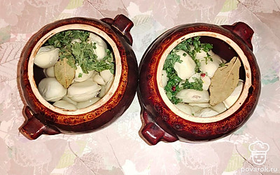 К пельменям добавьте овощной бульон. Горшочки закройте крышками и поставьте в духовку. Установите температуру 180-200, включите духовку и запекайте блюдо 40-45 минут до готовности.