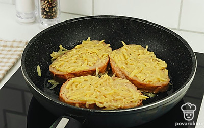 Выложите гренки картофельной начинкой вниз на предварительно разогретую сковороду, смазанную растительным маслом. Поджарьте гренки в течение 3-5 минут. В это время выложите на вторую поверхность оставшуюся картофельную массу.