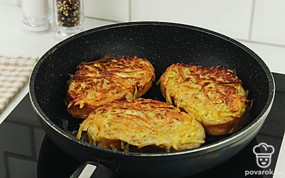 Аккуратно переверните гренки и обжарьте с другой стороны в течение 3-5 минут. При необходимости удалите излишки масла бумажным полотенцем.