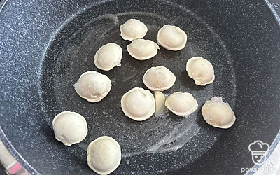 На сливочном масле обжарьте пельмени в течение 5 минут.