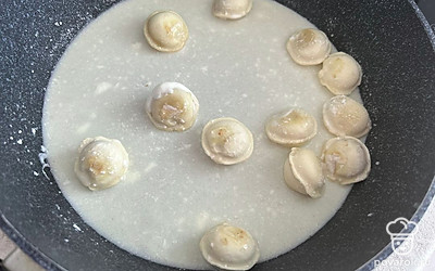 Добавьте сметану и 100 миллилитров воды. Тушите в течение 7 минут.