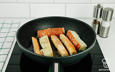 Разогрейте масло в сковороде и выложите на нее багет.