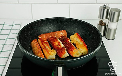 Жарьте гренки на среднем огне до хрустящей корочки, периодически переворачивая.