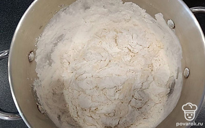 Смешайте в одной кастрюле стакан теплой воды, два стакана муки, два куриных яйца и столовую ложку соли. Хорошо перемешайте все ингредиенты. Замесите тесто.