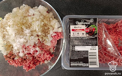 Приготовьте начинку для пельменей. Мелко нарежьте лук. Добавьте в фарш лук, черный молотый перец и соль по вкусу, перемешайте.