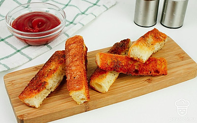 Посыпьте гренки солью и перцем. Гренки из белого хлеба готовы.