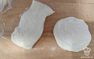 Из теста сформируйте небольшие лепешки для пельменей. Раскатайте.
